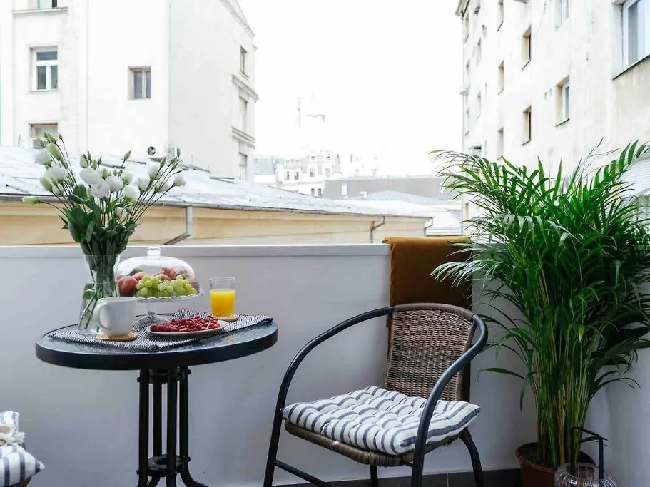 בוקרשט Sunny Large Flat - Top Location - Charming Balcony 0*,  רומניה