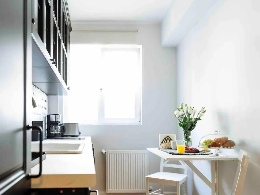 Sunny Large Flat - Top Location - Charming Balcony Бухарест 0*,